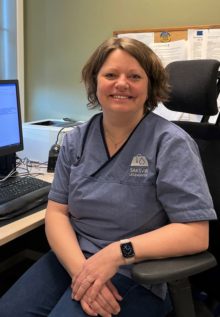 Kvinnelig lege i kontorstol foran pc. Bente Prytz Mjølstad på  Saksvik legekontor. Foto: privat