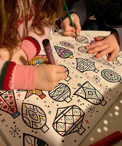 Juleforberedelser, barn fargelegger