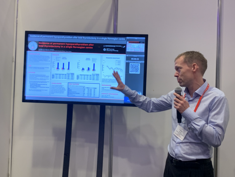 Vegard H. Brun holder en presentasjon og står med en mikrofon i hånden.