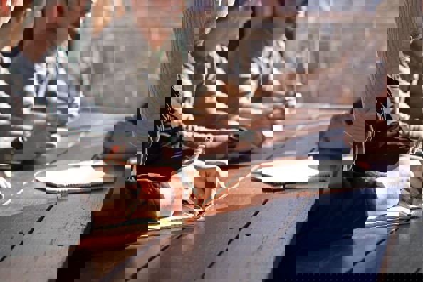 Bilde av en forsamling rundt et bord.