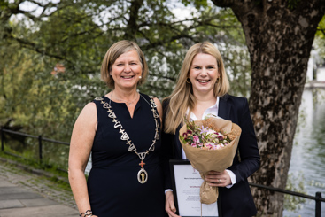 Prisvinner Siri Lillegraven sammen med president Anne-Karin Rime