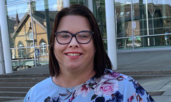 Ellen Riksvold foran Rådhuset