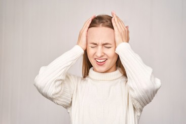 kvinne med hodepine. credit Elena Volf