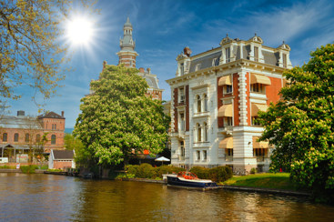 Bilde av Amsterdam og en kanal. Foto: Mostphotos.com