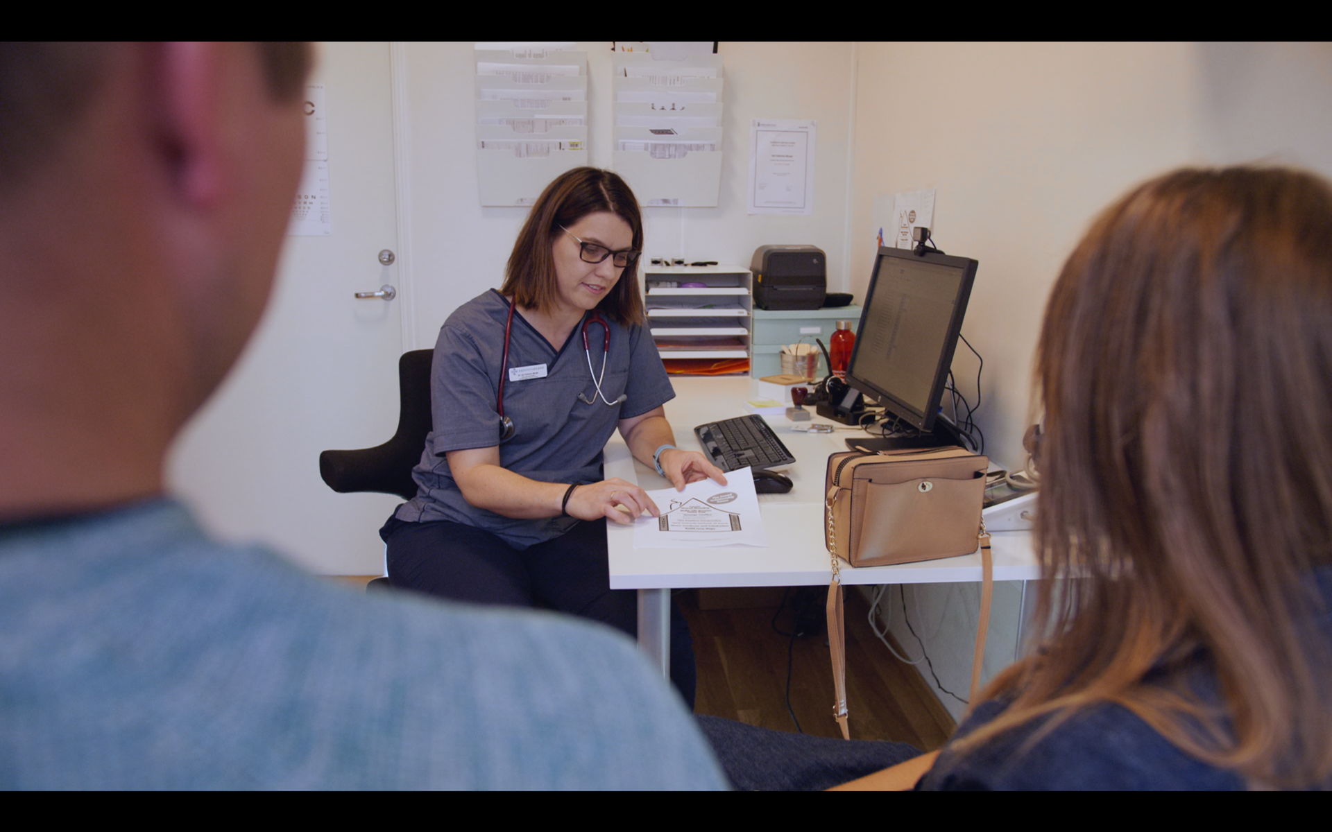 Female doctor in office with a couple pasients. Siri Dalsmo Berge foto Bjarte Haugen