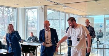Administrerende direktør v/SiV Øyvind Bakke og overlege og prosjektleder for Kloke valg-sykehus Siv Andreas Aas Engstrøm klipper snoren og åpner med det Norges første Kloke valg-sykehus. Foto: SiV, kommunikasjonsavdelingen