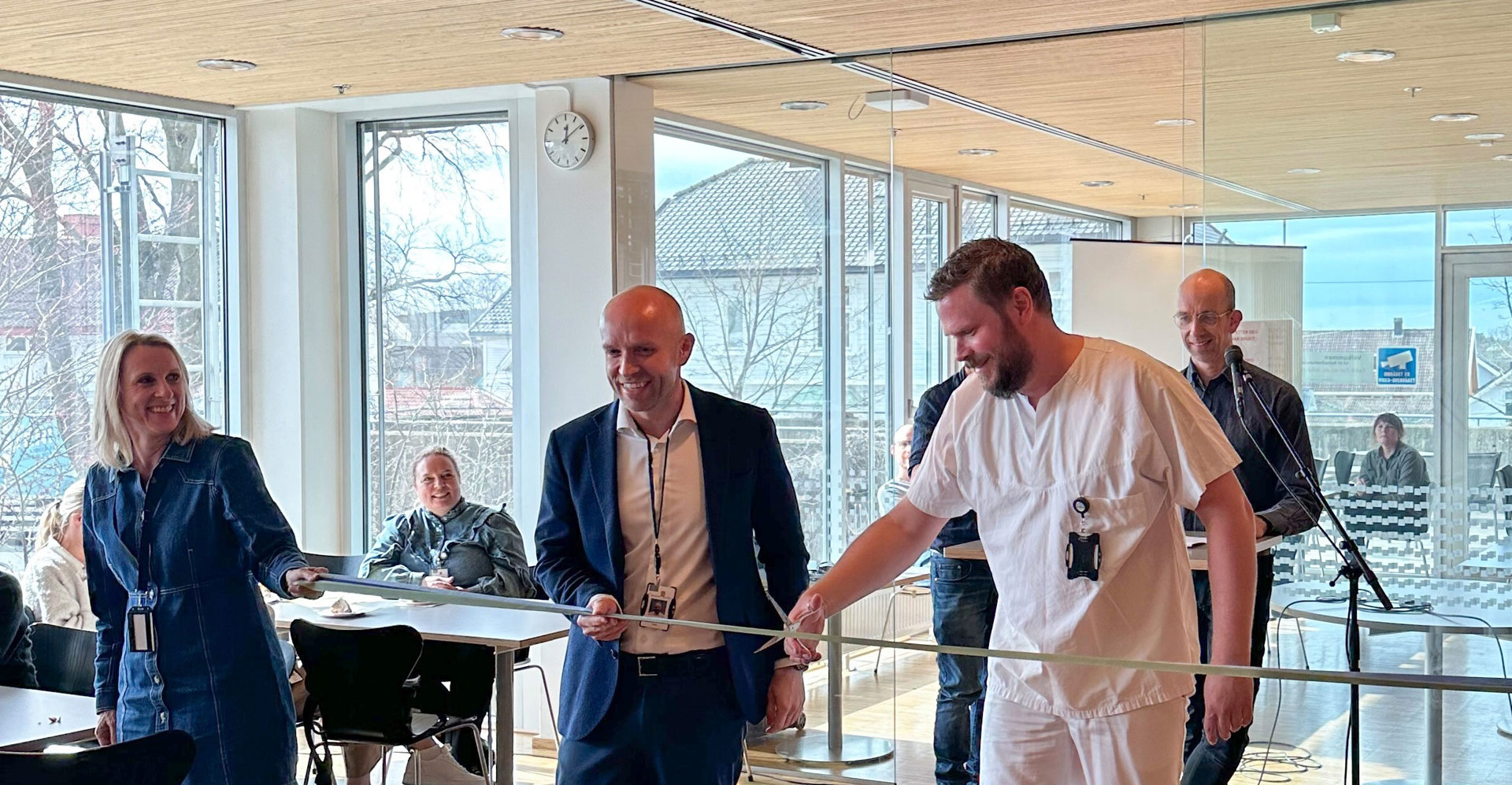 Administrerende direktør v/SiV Øyvind Bakke og overlege og prosjektleder for Kloke valg-sykehus Siv Andreas Aas Engstrøm klipper snoren og åpner med det Norges første Kloke valg-sykehus. Foto: SiV, kommunikasjonsavdelingen