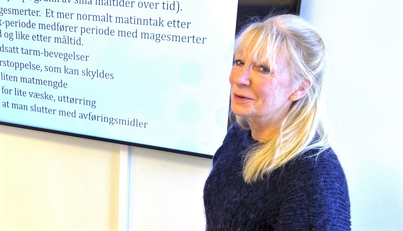 Kvinnelig foreleser foran skjerm. Anne Brodwall foto Vestre Viken
