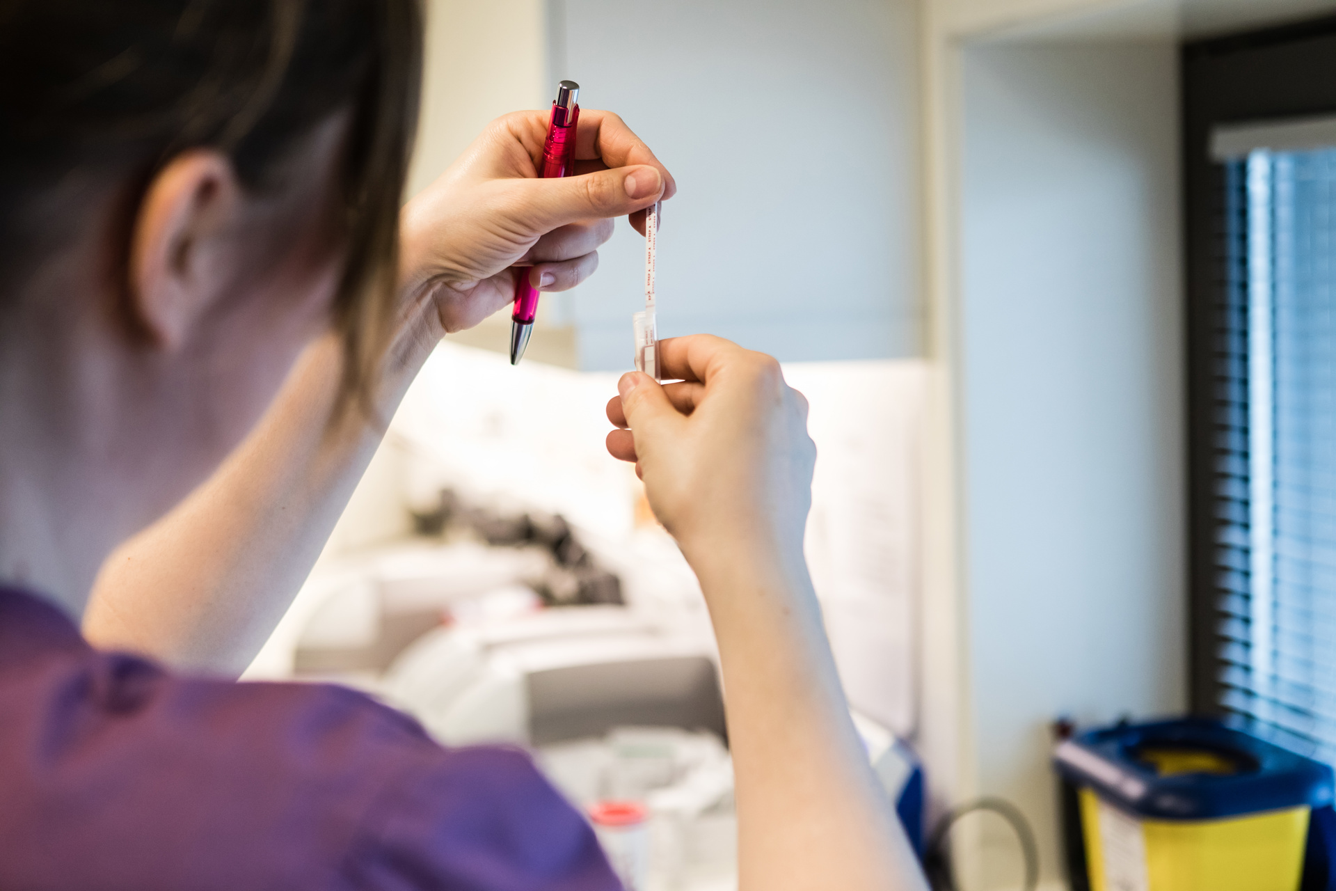 En kvinne ser på en prøve i en lab. FOTO: Thomas Barstad Eckhoff/Legeforeningen