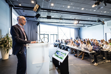 Ståle Sagabråten på scenen under faglandsrådsmøtet. Foto: Legeforeningen