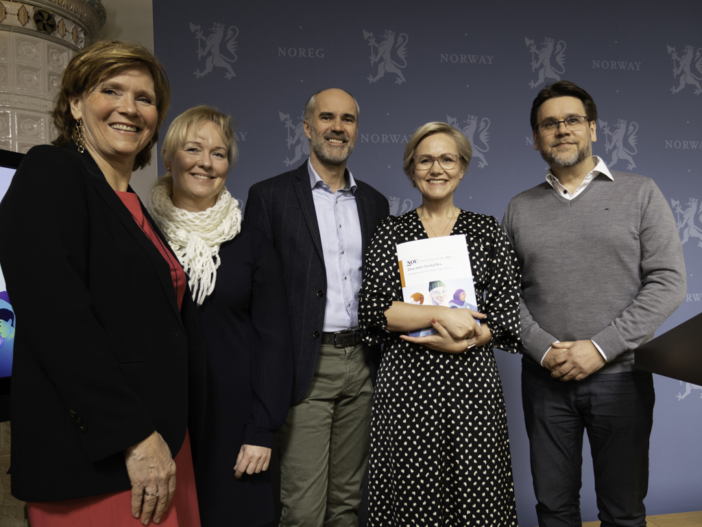 Utvalgsleder Christine Meyer (t.v) og helseminister Ingvild Kjerkol med allmennlegene Marte Kvittum Tangen, Ståle Sagabråten og Nils Kristian Klev. Foto: Legeforeningen/Troy Gulbrandsen.
