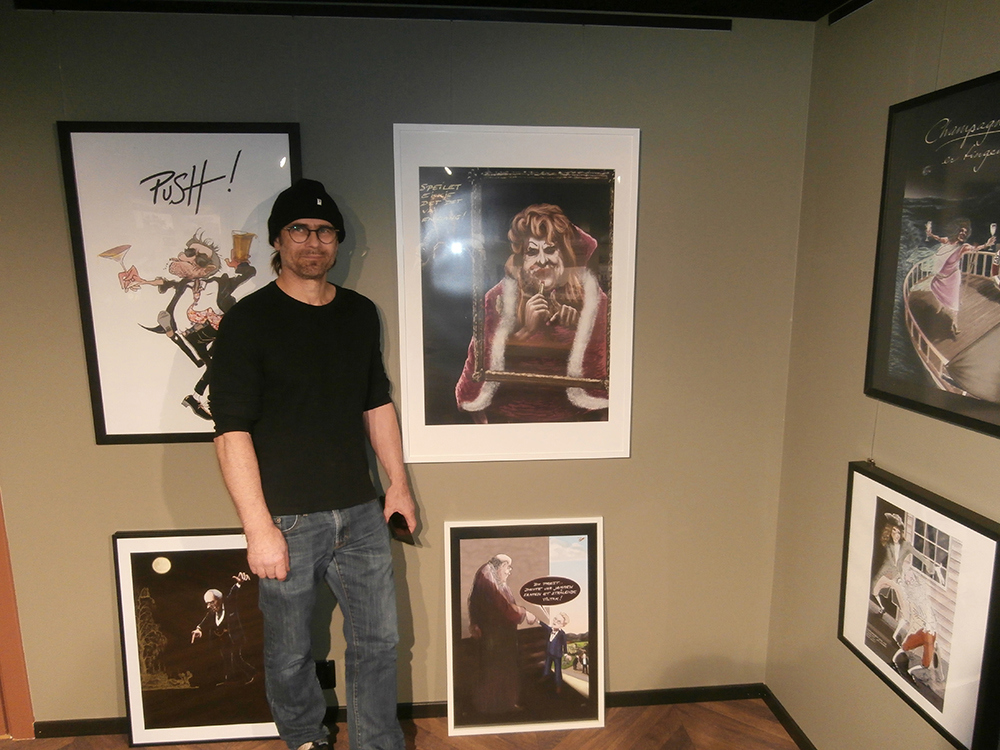 Ole Fosse ved tegningene sine på Lillehammer bakeri i andre etasje. Foto: Legeforeningen