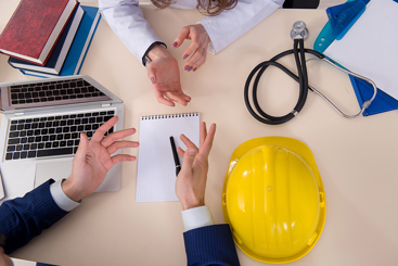 Lege og leder avtaler industriforsikringsdekning. Foto: Colourbox.com