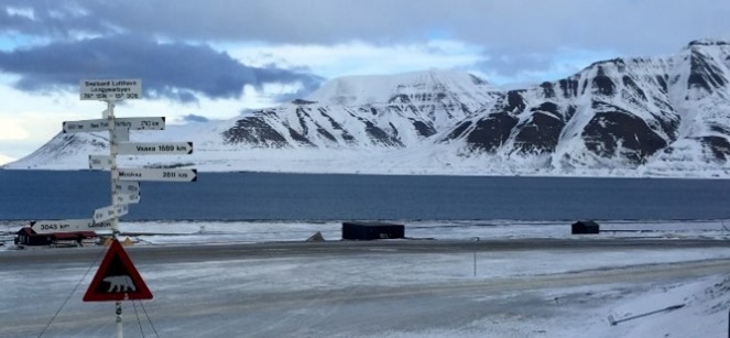 Skilt på Svalbard. Foto: J. Hindenes