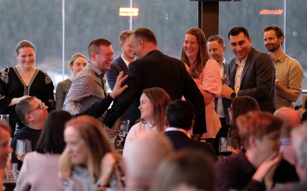 Branislav Azanjacs glade kolleger ved gastrokirurgisk avdeling på Ringerike sykehus. Foto: Gudrun Tokle Grene