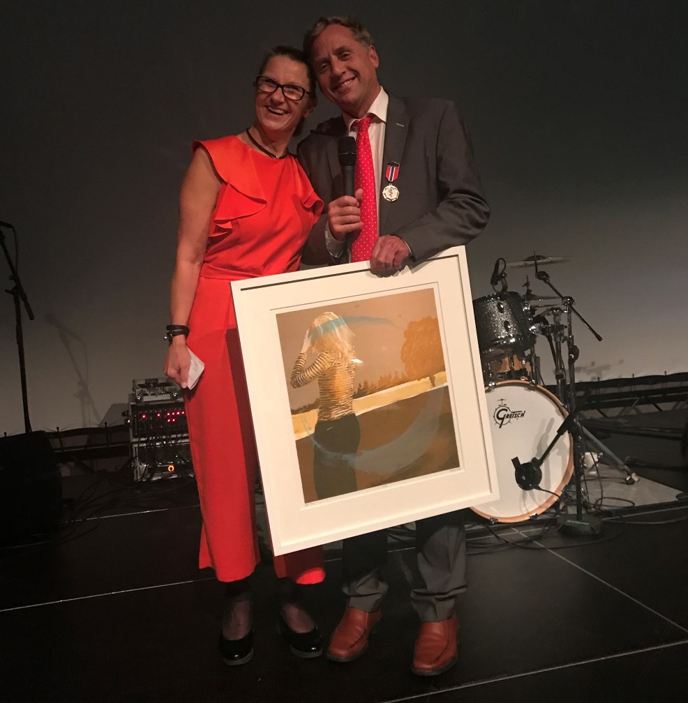 Jone Trovik overrekker hedersprisen til Pepe Salvesen under Årsmøtet 2017