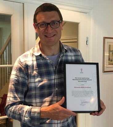 Alessandro De Bartoli med sitt diplom for sitt stipend fra Caroline Musæus Aarsvolds fond. Foto: Privat