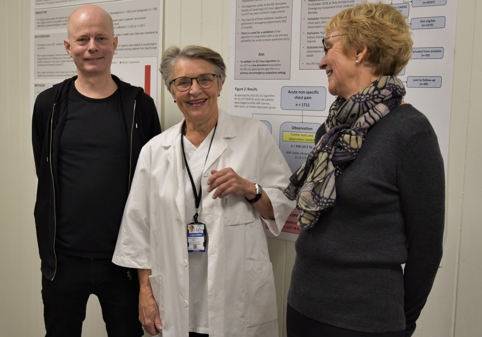 Tre personer foran oppslagstavle, leger, Vallersnes og Nore og Brekke foto lisbeth nilsen