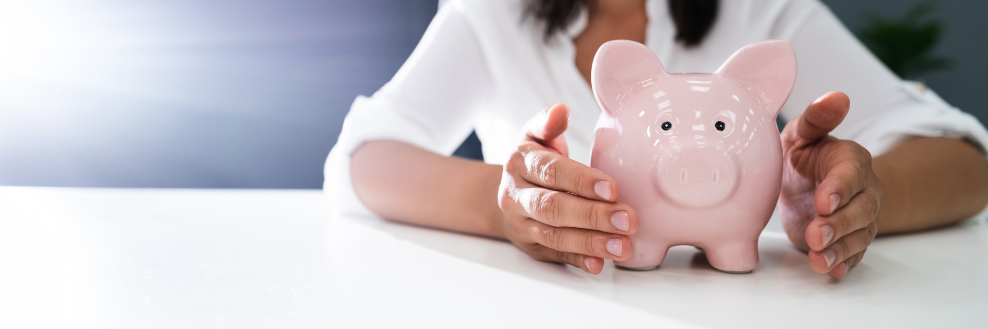 Dame som holder en sparegris. Foto: Mostphotos.com/Andrey Popov