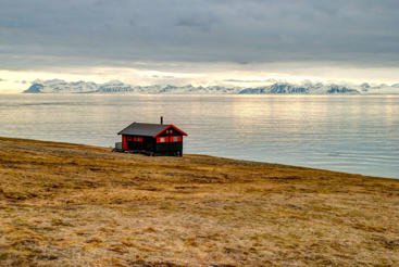 Hus i utkanten av Svalbard. Foto: Dinozzaver/ Mostphotos.com