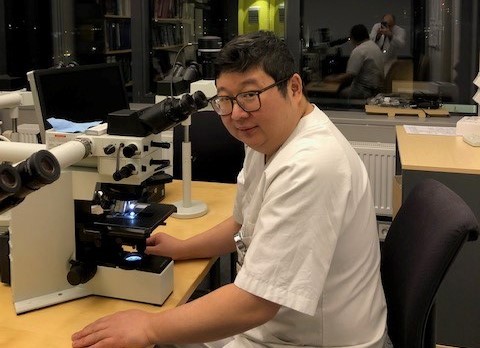 Overlege Dat Tan Nguyen ved patologiavdelingen Nordlandssykehuset, Bodø. Foto: privat