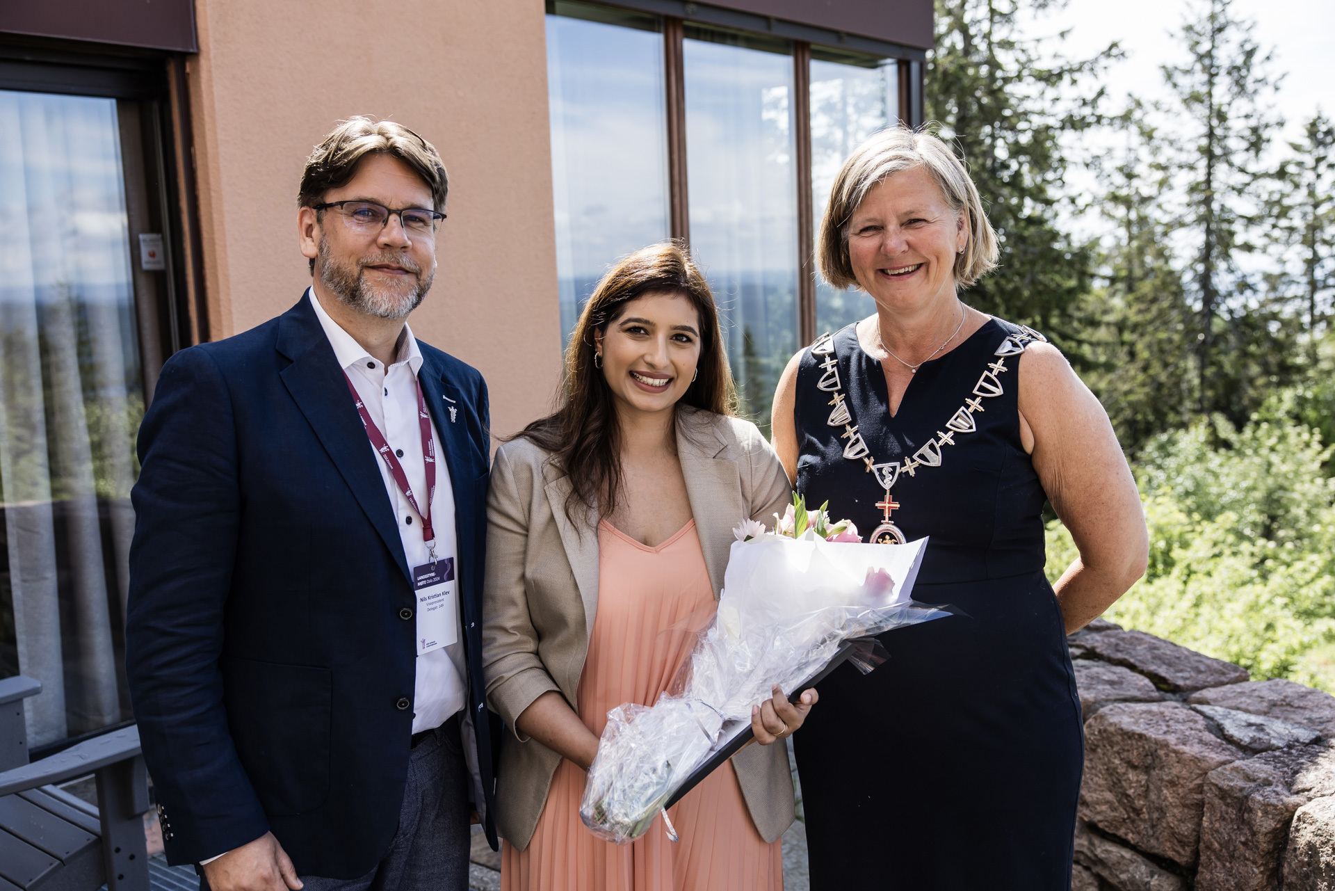 Bilde av prisvinner Mariam Anjum med visepresident Nils Kristian Klev til venstre og president Anne Karin Rime til høyre
