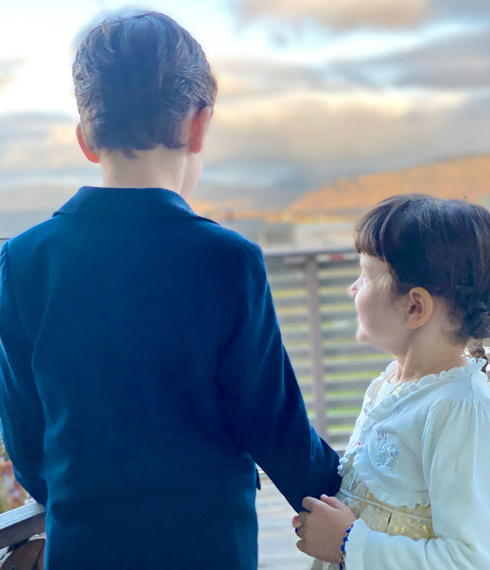 Bilde av barn et stort og et litt mindre