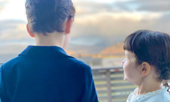 Bilde av en gutt og  en jente