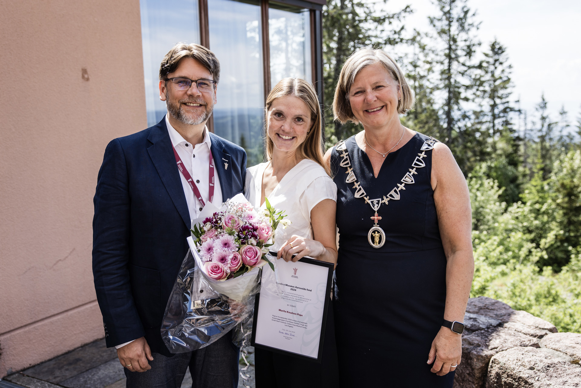 Bilde av mottaker av reisestipend fra Caroline Musæus Aarsvoldsfond 2023 Marita Knudsen Pope mellom visepresident Nils Kristian Klev og presiden Anne Karin Rime