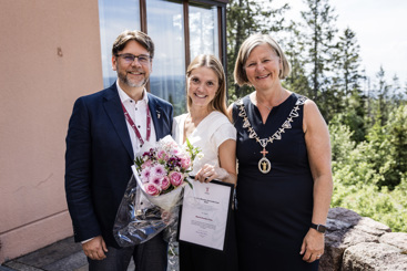 Bilde av mottaker av reisestipend fra Caroline Musæus Aarsvoldsfond 2023 Marita Knudsen Pope mellom visepresident Nils Kristian Klev og presiden Anne Karin Rime