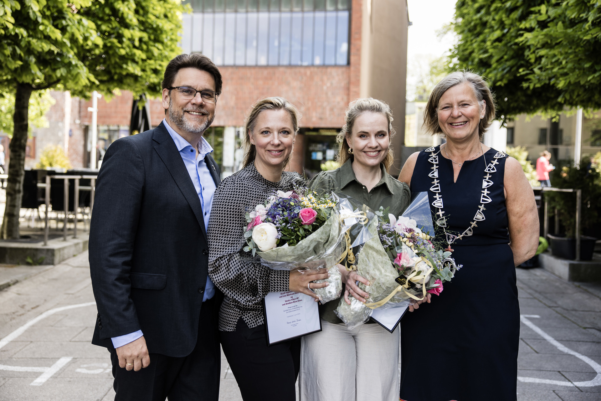 Prisvinnerne Lise M. Helsingen og Anniken Røe sammen med visepresident Nils Kristian Klev og president Anne Karin Rime