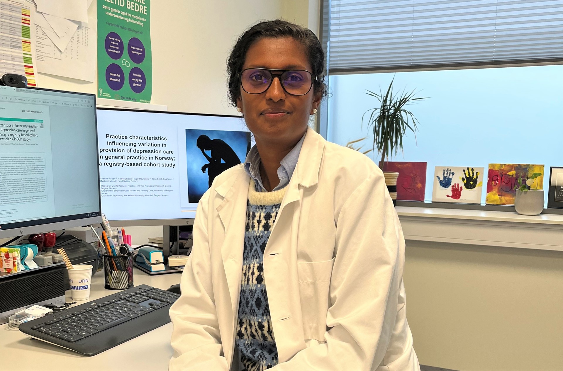 Female doctor in office by desk. Sharline Riiser, foto: privat.