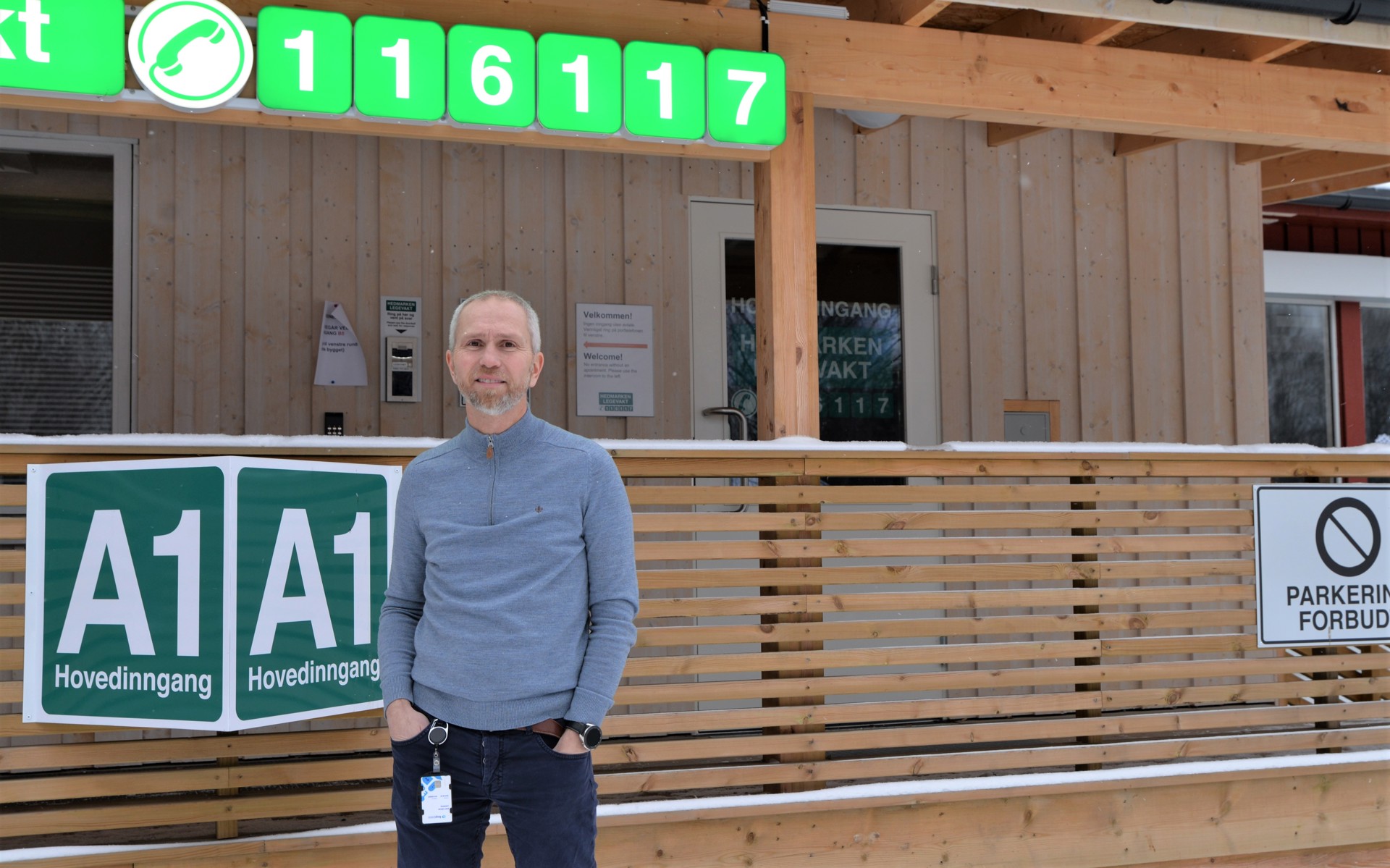 Man in front of building. Nybygg i tre. Bent Håkan Lindberg foran legevakt foto atle rørbakk