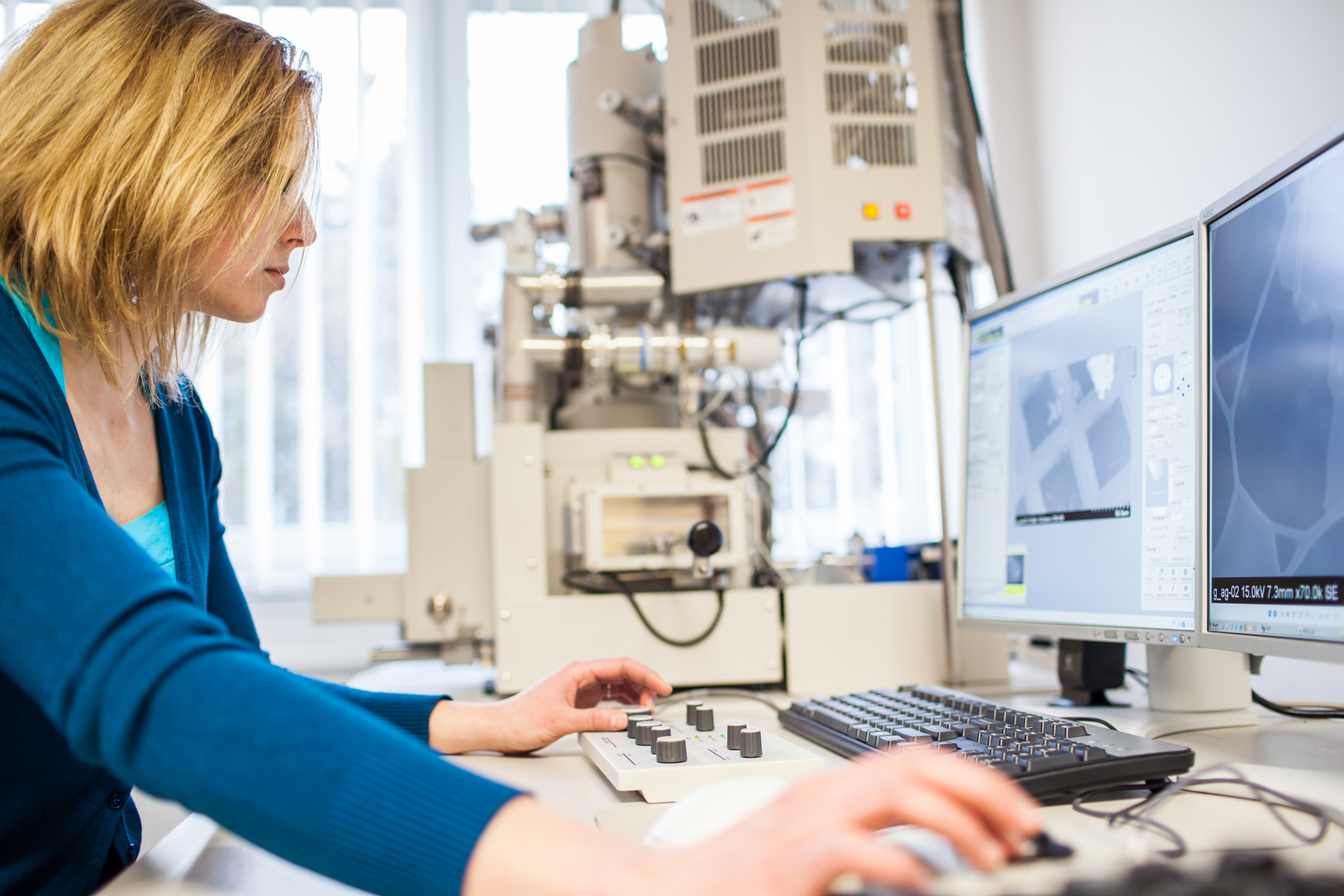 Dame jobber konsentrert foran en PC