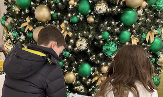 Ingressbilde med 2 barn foran juletre