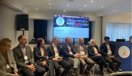 Delegater sitter og lytter til et innlegg på kongressen