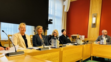 Marte Kvittum Tangen (t.v.), leder i Norsk forening for allmennmedisin, og Legeforeningens president Anne-Karin Rime deltok i den muntlige høringen om allmennlegemeldingen. Foto: Gisle Bruknapp