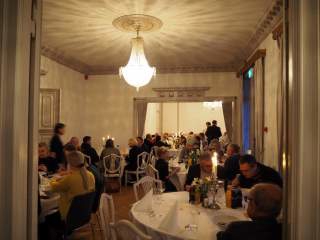 Mennesker som hygger seg i legenes hus