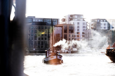 Fiskeskøyte på vei ut av Bodøhavn. Foto: Martin Losvik