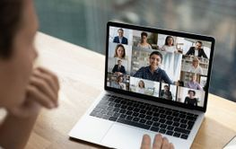 Bilde av en laptop med skjermen åpen. Foto: Mostphotos