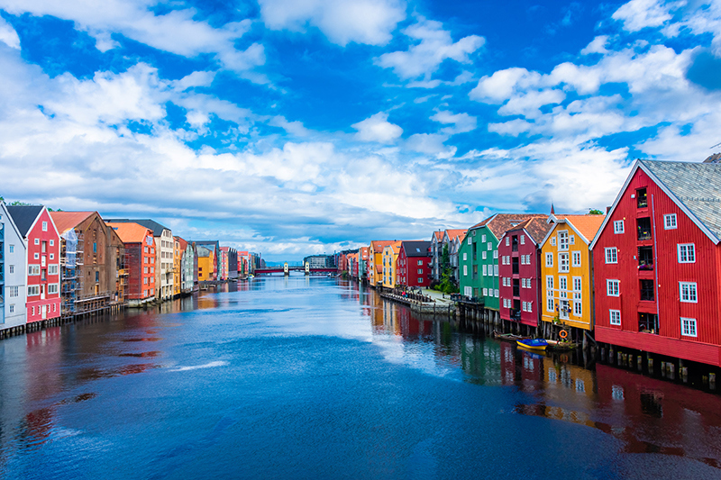 Bilde av Trondheim og brygga langs Trondheimsfjorden. Foto: Colourbox.com