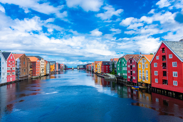 Bilde av Trondheim og brygga langs Trondheimsfjorden. Foto: Colourbox.com