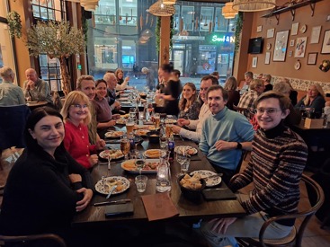 Bildet viser kursdeltagerne samlet til middag under Kurs NM1 som ble avholdt i Oslo i uke 48, 2024.