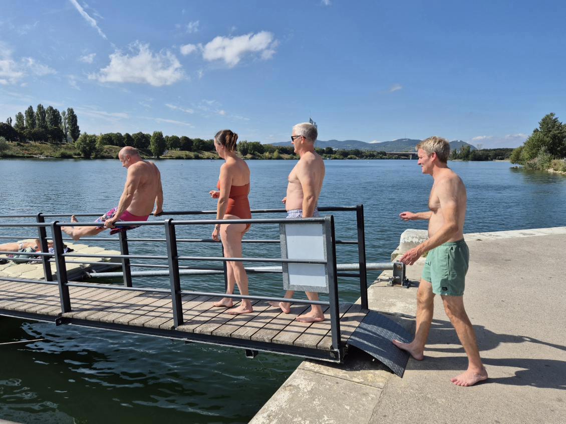 «ECP badere»: Glade patologer bruker lunsjpausen til en dukkert i Donau.  Foto: Henrik Reims.