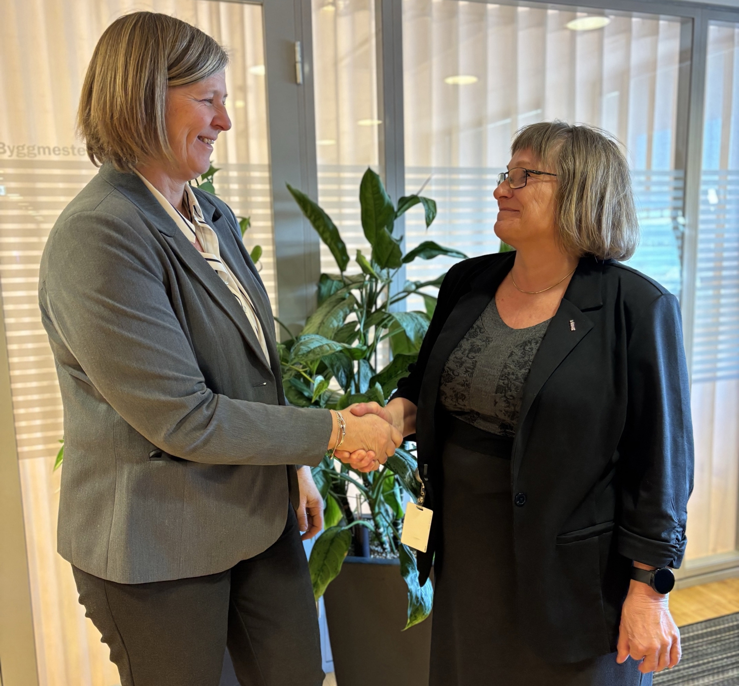 Legeforeningens president Anne-Karin Rime og Ann Torunn Tallaksen Forhandlingssjef i Virke .Foto: Legeforeningen 