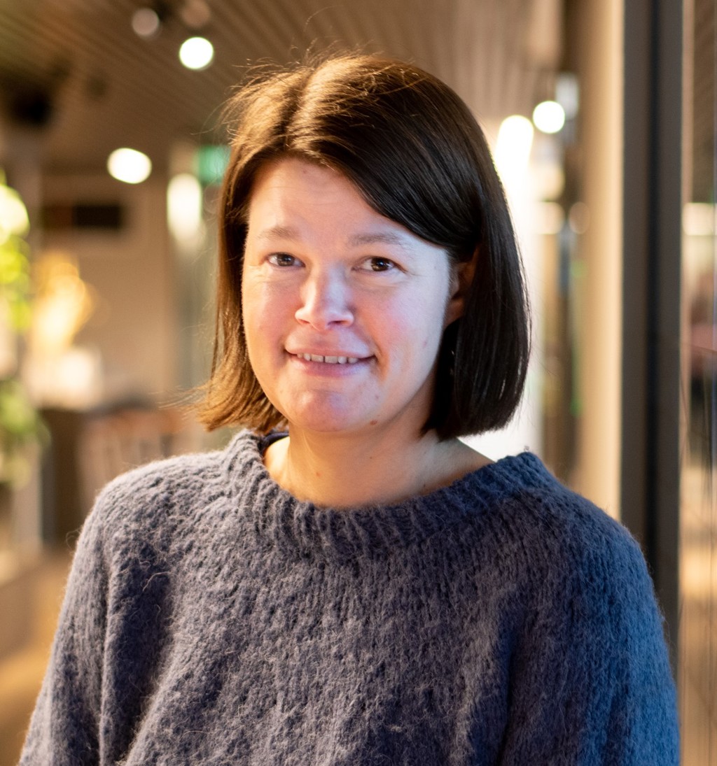Kvinne med halvlangt mørkt hår. Lege Anja Brænd og leder for AFU.