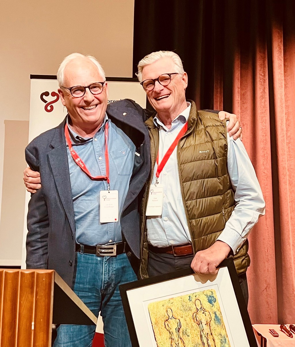 Det kom inn mange gode forslag til årets allmennlege i 2024. Komiteen ble raskt enige om at: i år er det ikke mulig å komme frem til én vinner. I år deles derfor prisen ut til to allmennleger. De har en lang, felles historie. “Vi står på kjempers skuldre” passer meget godt for disse to. Begge har lang fartstid i tunge, sentrale verv i Legeforeningen. De er nå begge på vei over i pensjonistenes rekker, og det har vært en utfordring å lage en oppsummering av deres bidrag til norsk allmennmedisin i deres yrkeskarrierer. Vi nevner derfor noen utdrag: -et langvarig arbeid for gode elektroniske verktøy i almennpraksis -et langvarig arbeid for samstemte prosedyrer og samarbeid mellom spesialist- og primærhelse, lenge før praksiskonsulentordningen ble oppfunnet -et livslangt engasjement for kvalitetsforbedringsarbeid og forskning i allmennmedisin -et stort engasjement for Legeforeningen, der begge har ledet sine respektive foreninger -En enorm innsats, formelt og uformelt, for å innføre og bevare fastlegeordningen -de har ledet fastlegenes faglige og fagmedisinske foreninger, og deres samarbeidsevner ga oss det vi har i dag - Allmennlegeforeningen og Norsk forening for almennmedisin Det vil ta for lang tid å ramse opp alt det disse to har gjort for norsk almennmedisin de siste 40 årene. Det er også umulig å si hvem av dem som har bidratt mest. Det er komiteen en enorm ære å erklære som årets allmennleger Gisle Roksund og Jan Emil Kristoffersen