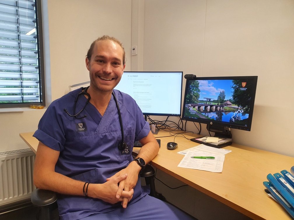 Doctor smiling in office. Nicolay J Harbin foto privat