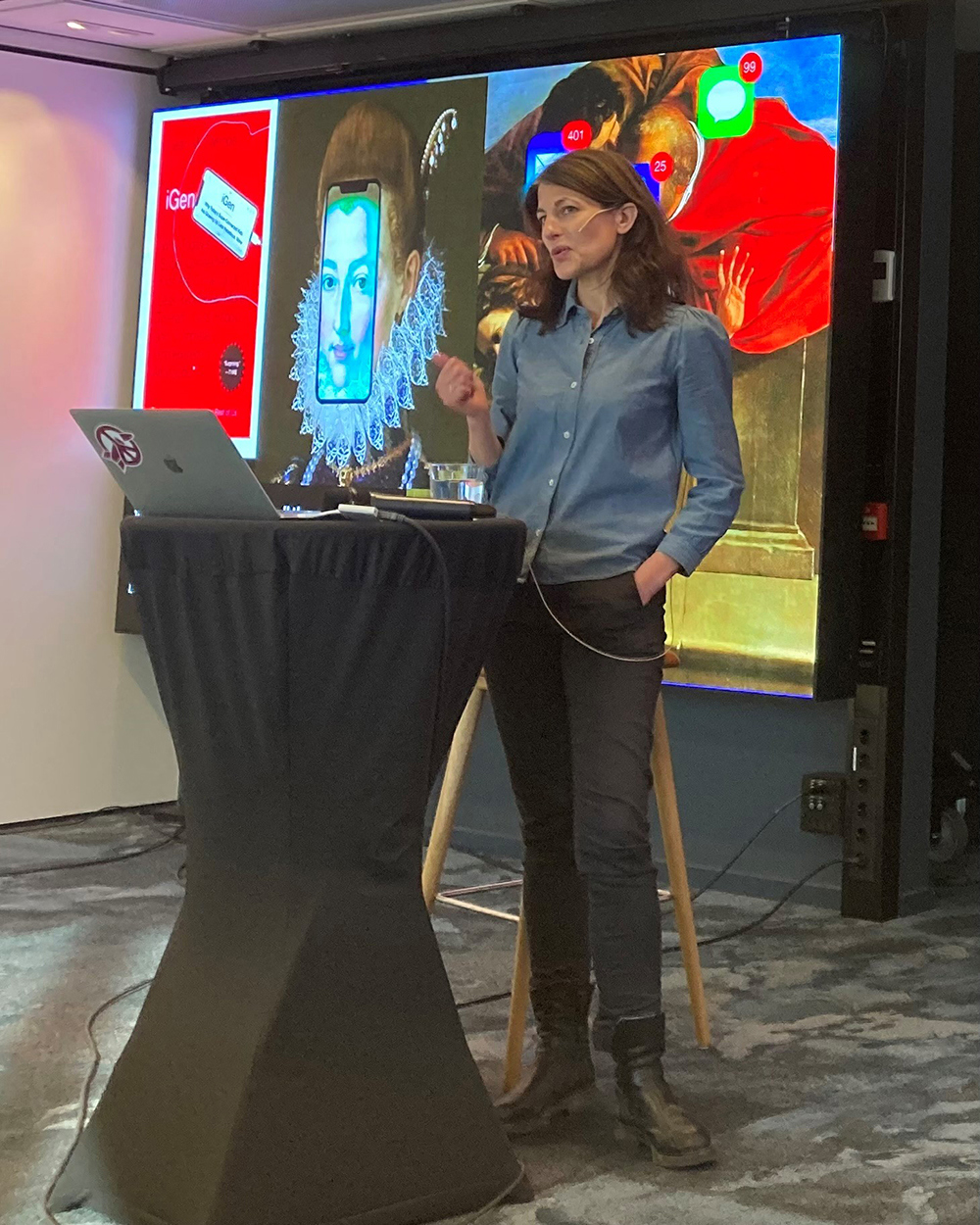 Bilde av Charlotte Lunde som presenterer på NBUPF sitt årsmøte.