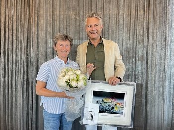 Overrekkelse blomster og bilde